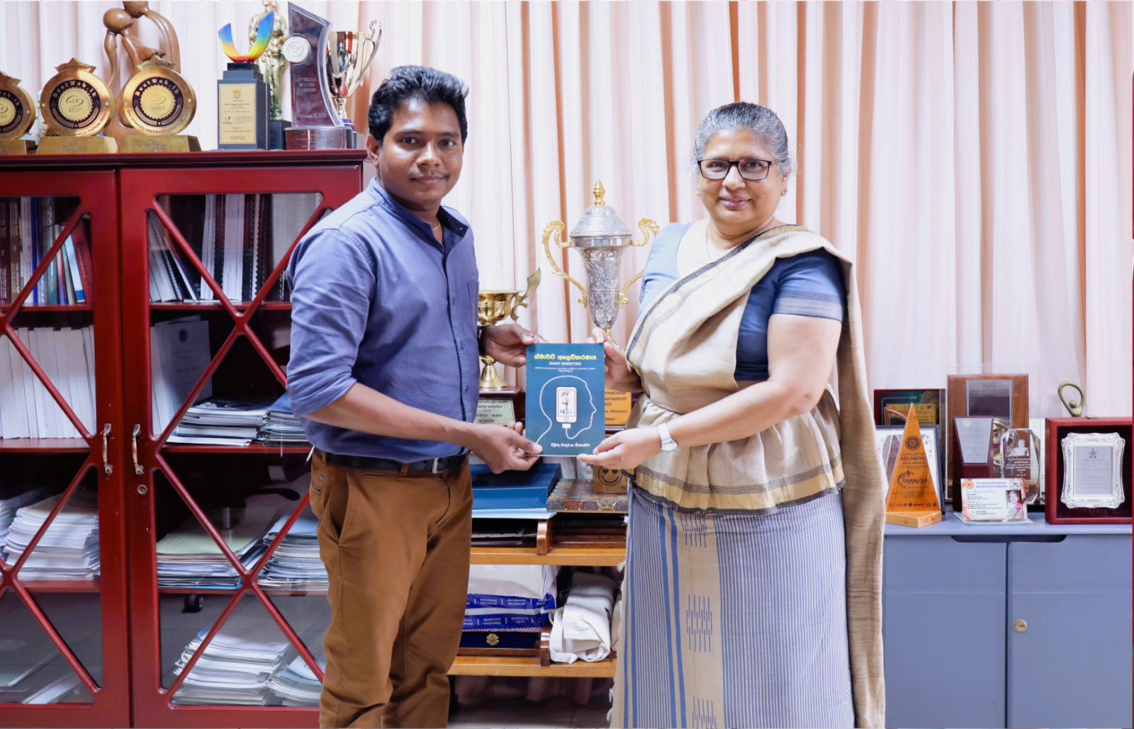 Presentation of the Book “Smārṭ Aḷevikaraṇaya” to the Vice-Chancellor